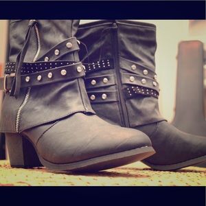 Black motorcycle boots, 10W.